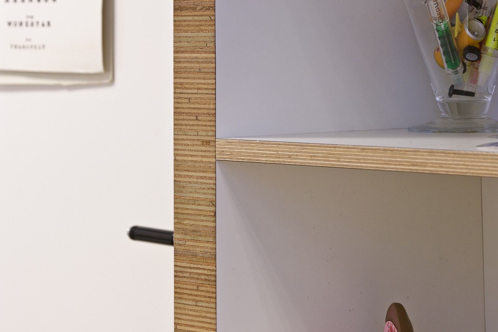 Detail van de houtverbinding aan de zijkant van de stellingkast.