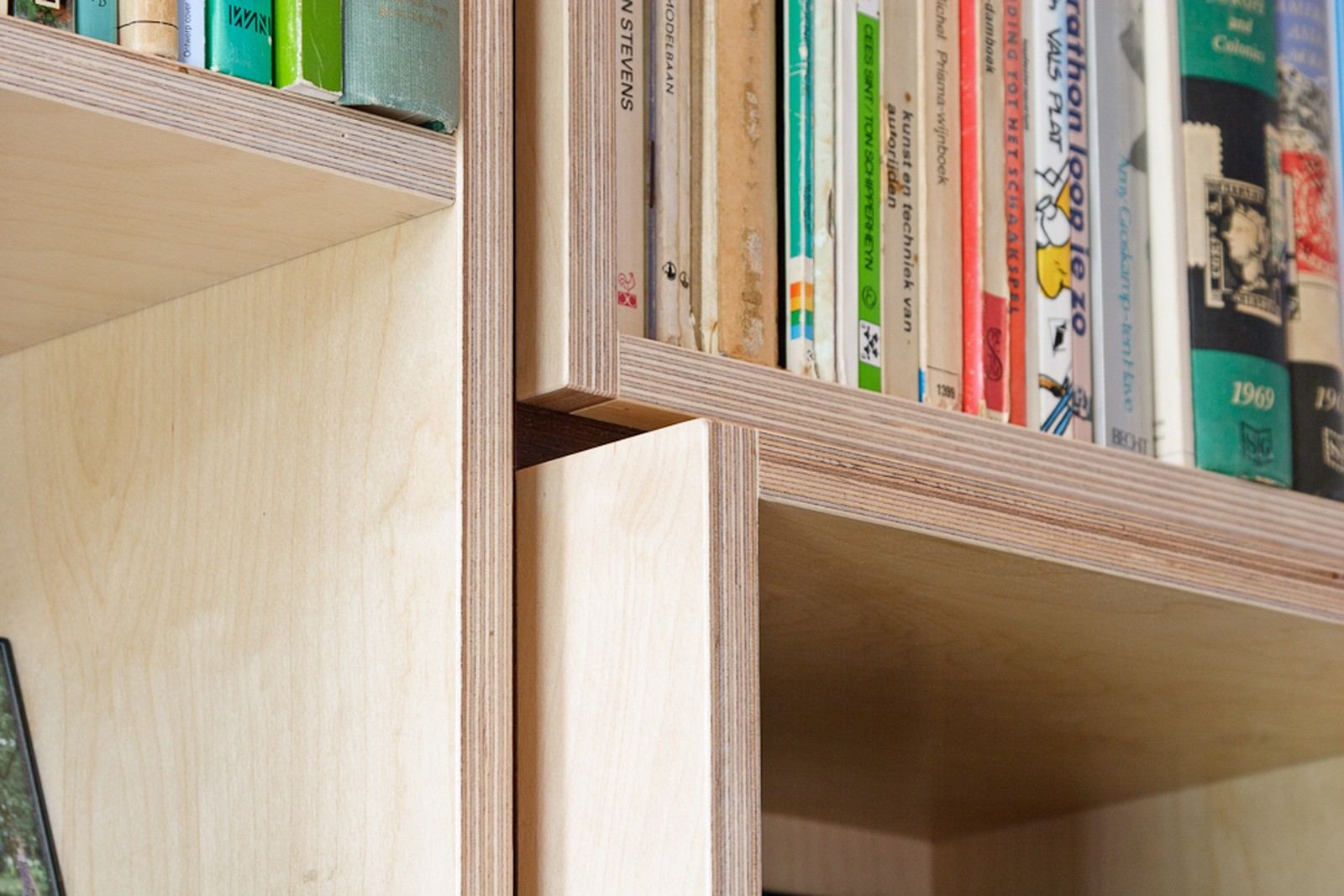Detail van de kruisende naden tussen de vakken van de boekenkast.