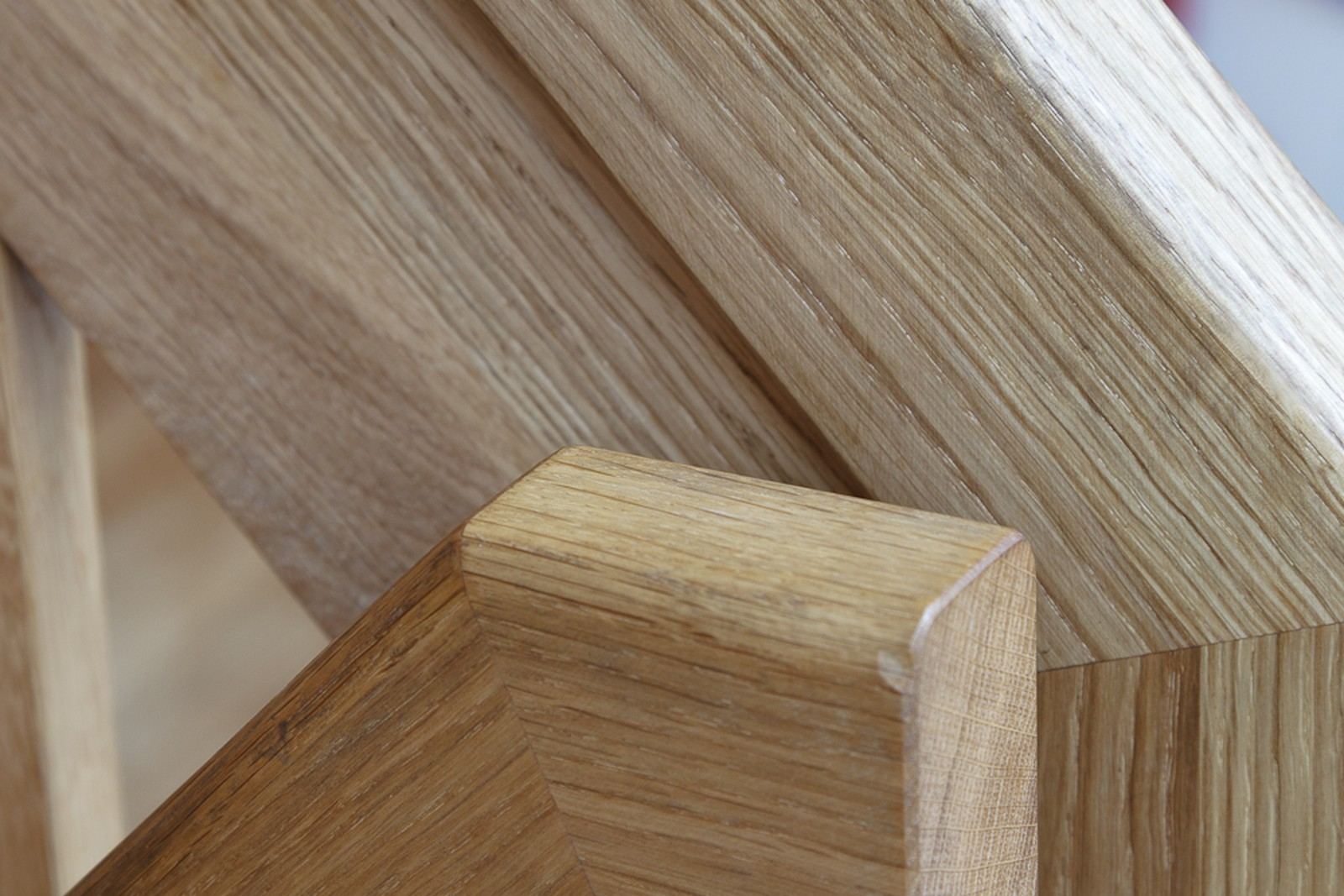 Detail van de kruisende eikenhouten regels in de trapconstructie.