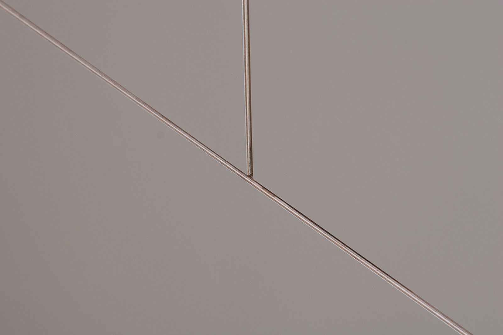 Detail van de fijne naden tussen de HPL-kastdeuren.