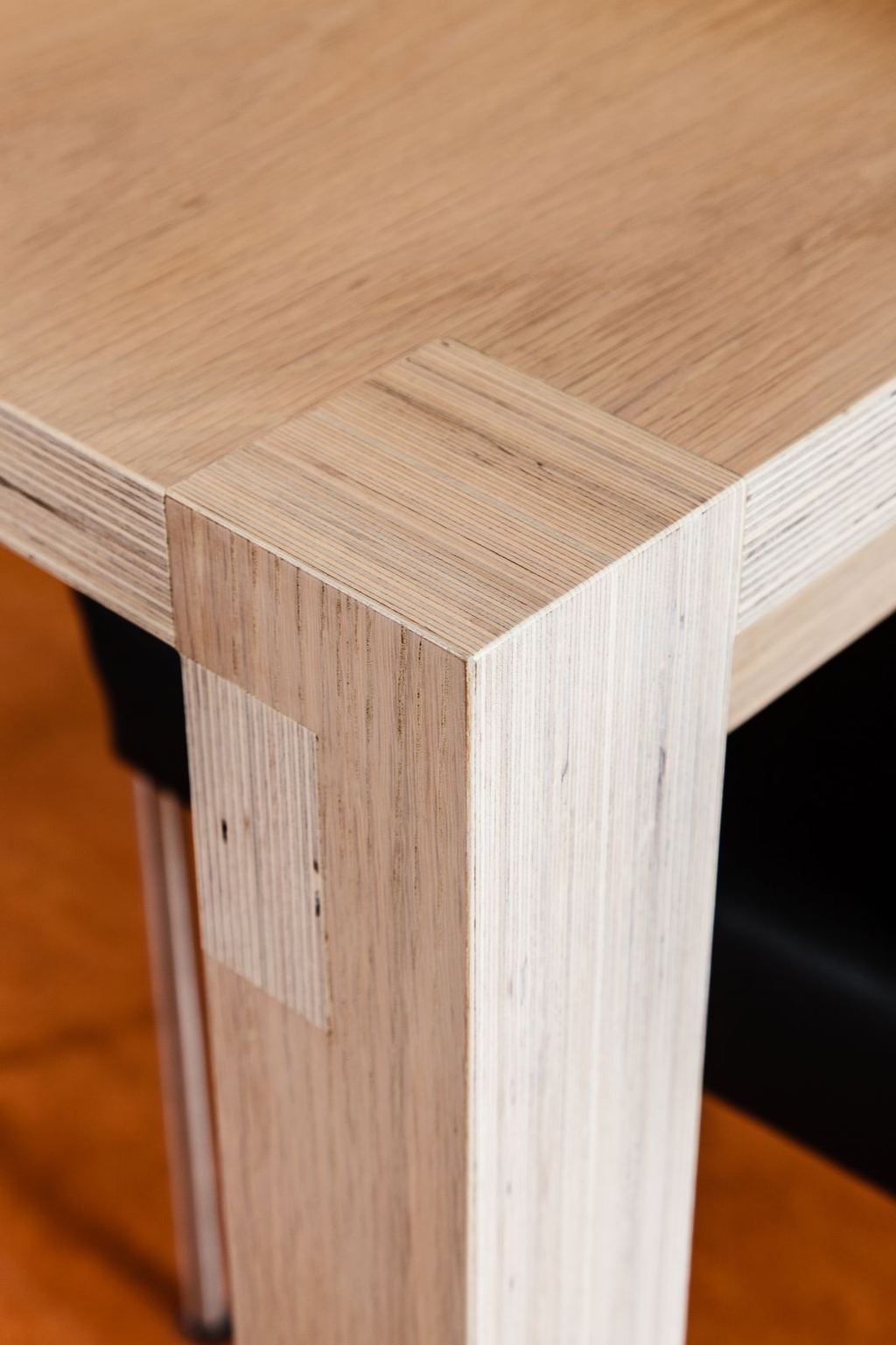 Detail van de pootverbinding van de eettafel in gewassen eikenfineer.
