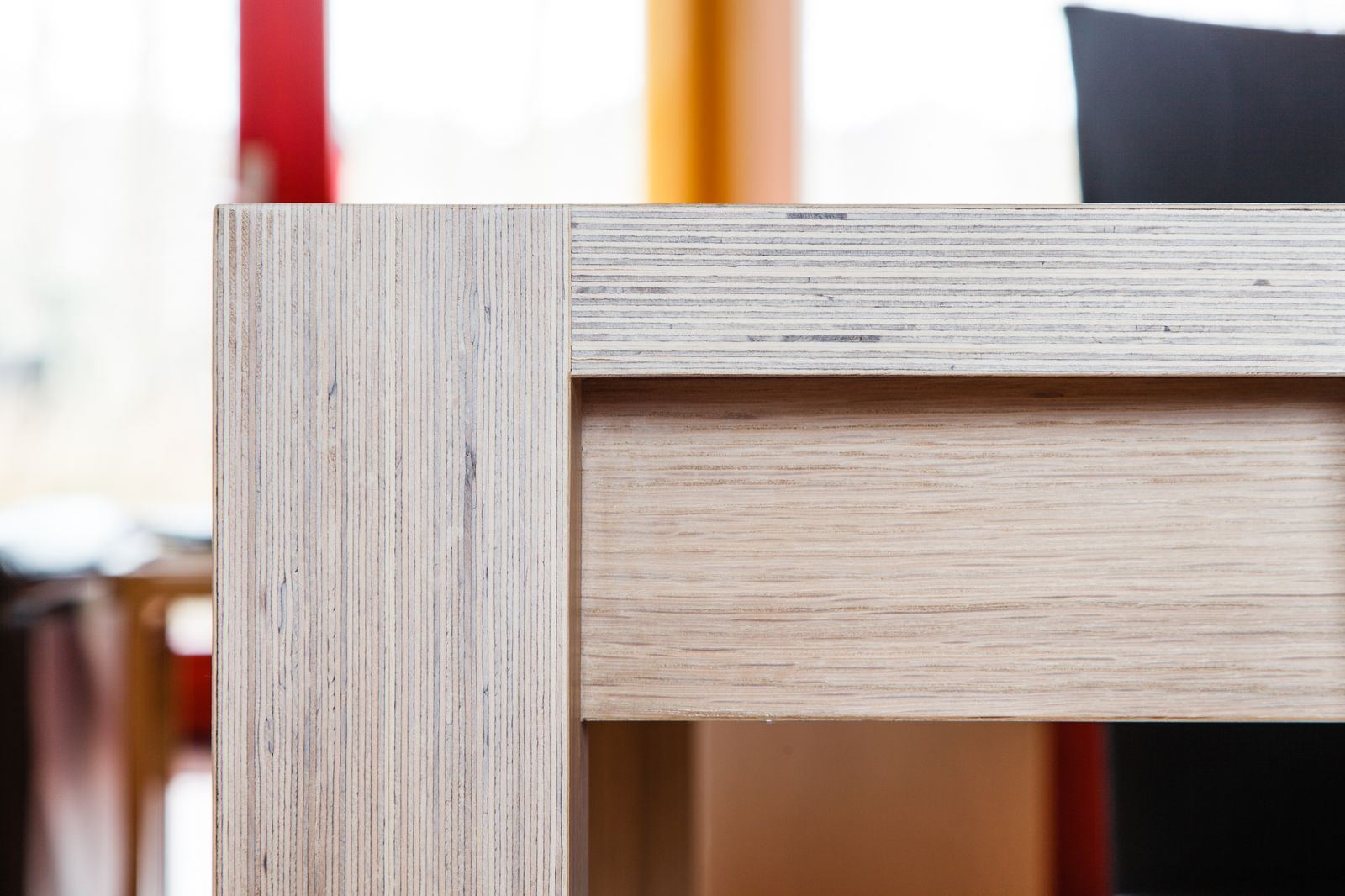 Detail van de houtverbinding aan de poot van de eettafel.