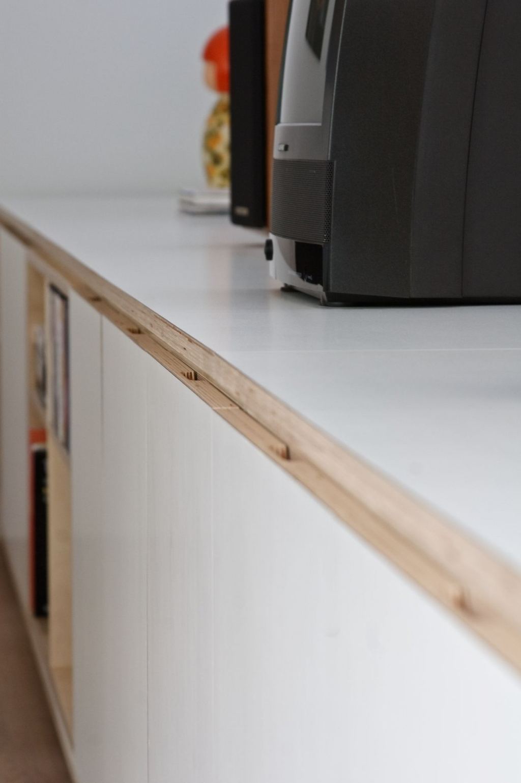 Close-up van de berken fineer rand langs het witte werkblad.