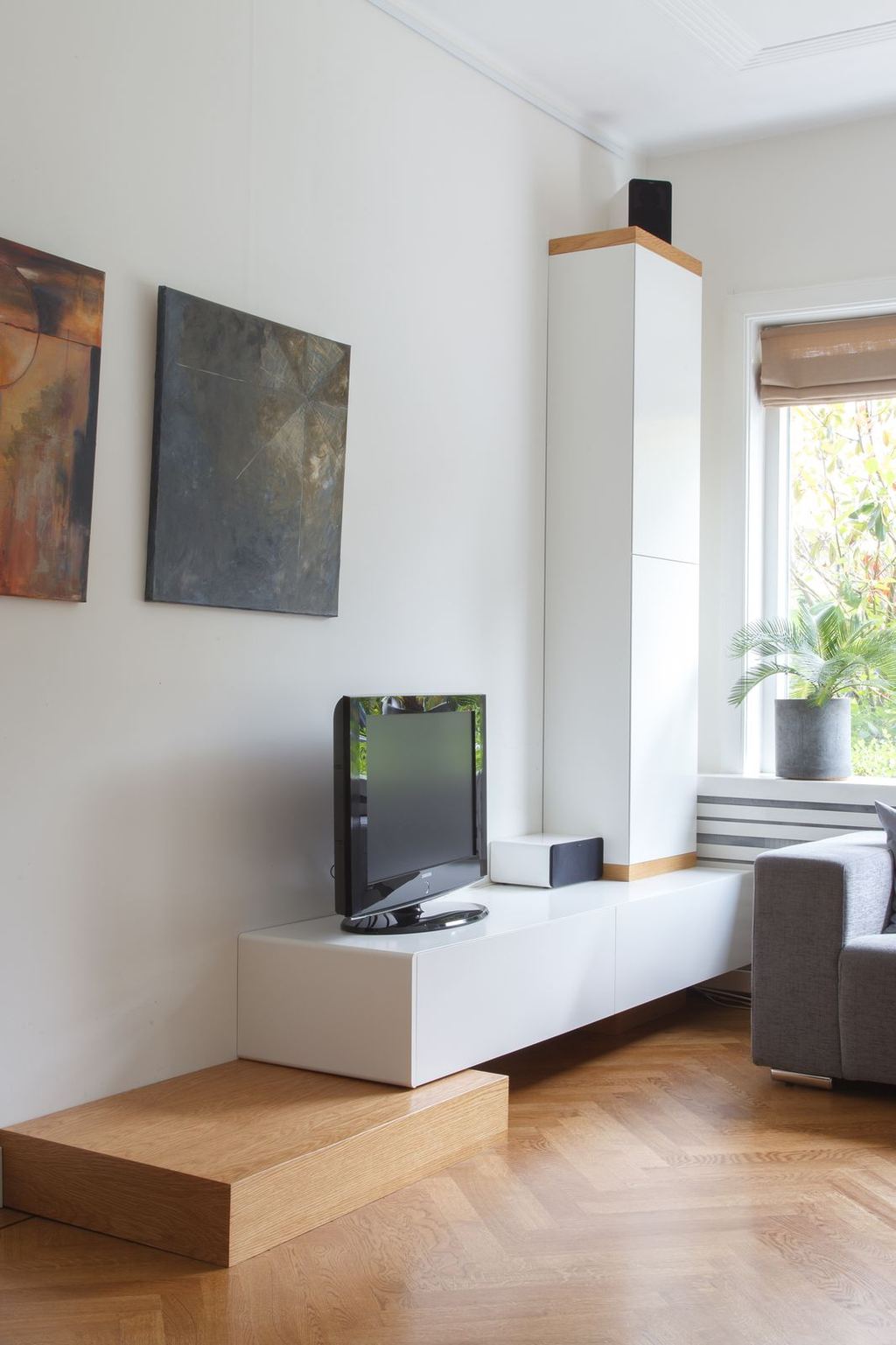 Wandmeubel met zwevend dressoir op een eiken plint en een hoge kast.