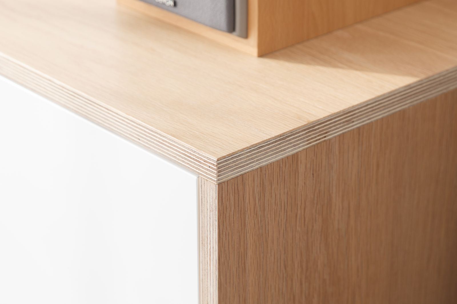 Detail van de multiplex plaatrand aan de hoek van het dressoir.