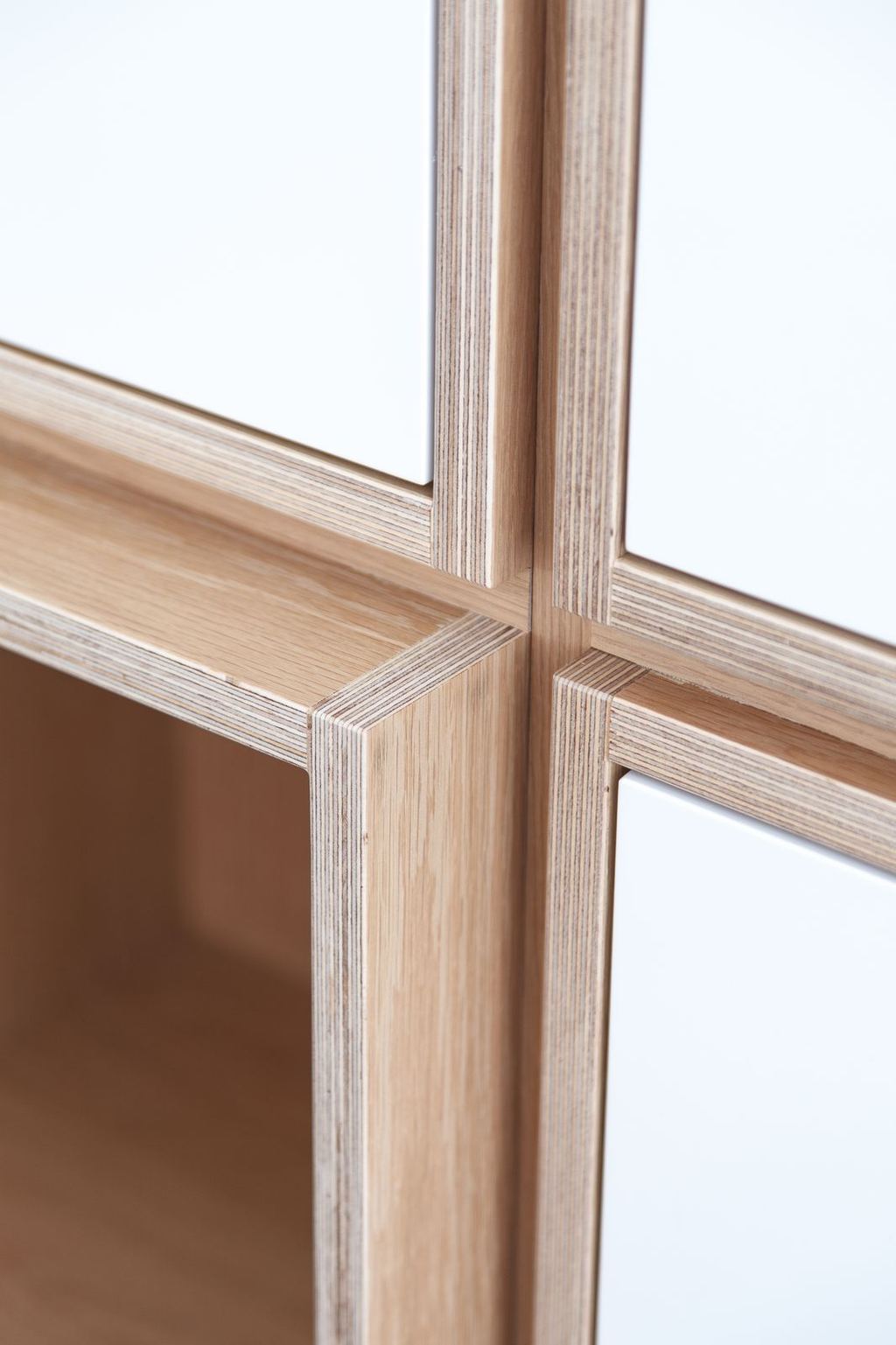 Detail van de multiplex hoekverbinding binnenin de boekenkast.