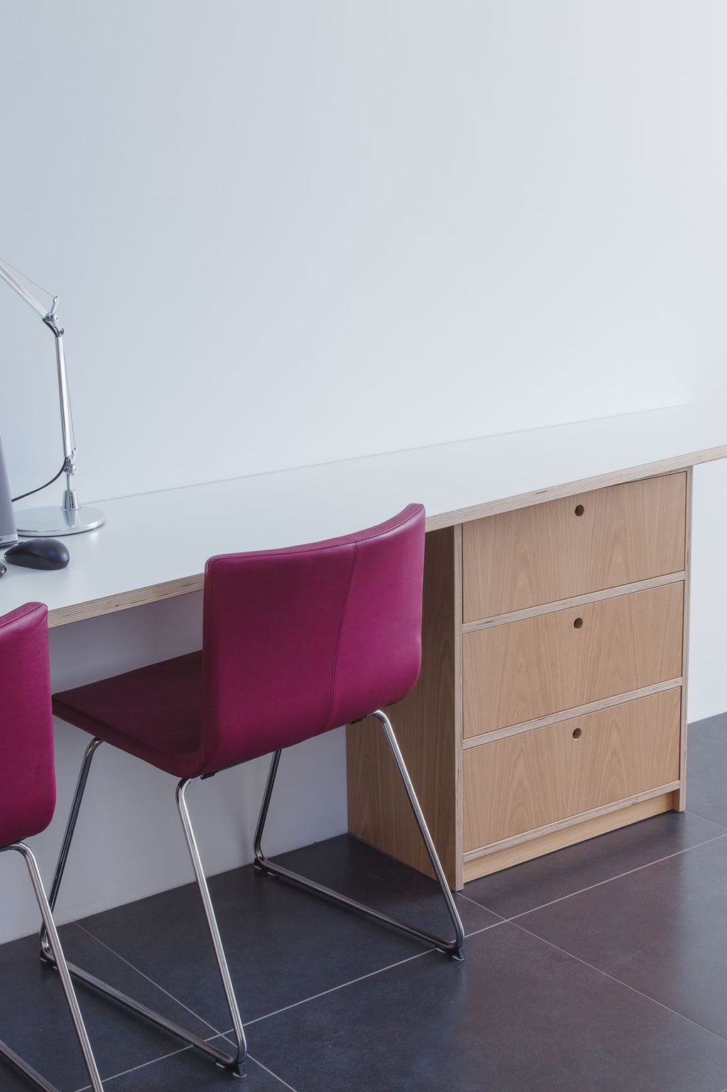 Bureau met wit blad en ingebouwde eiken ladenkast.