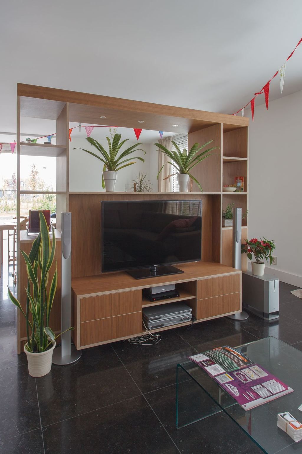 Andere zijde van de kast, met een tv-meubel met lades.