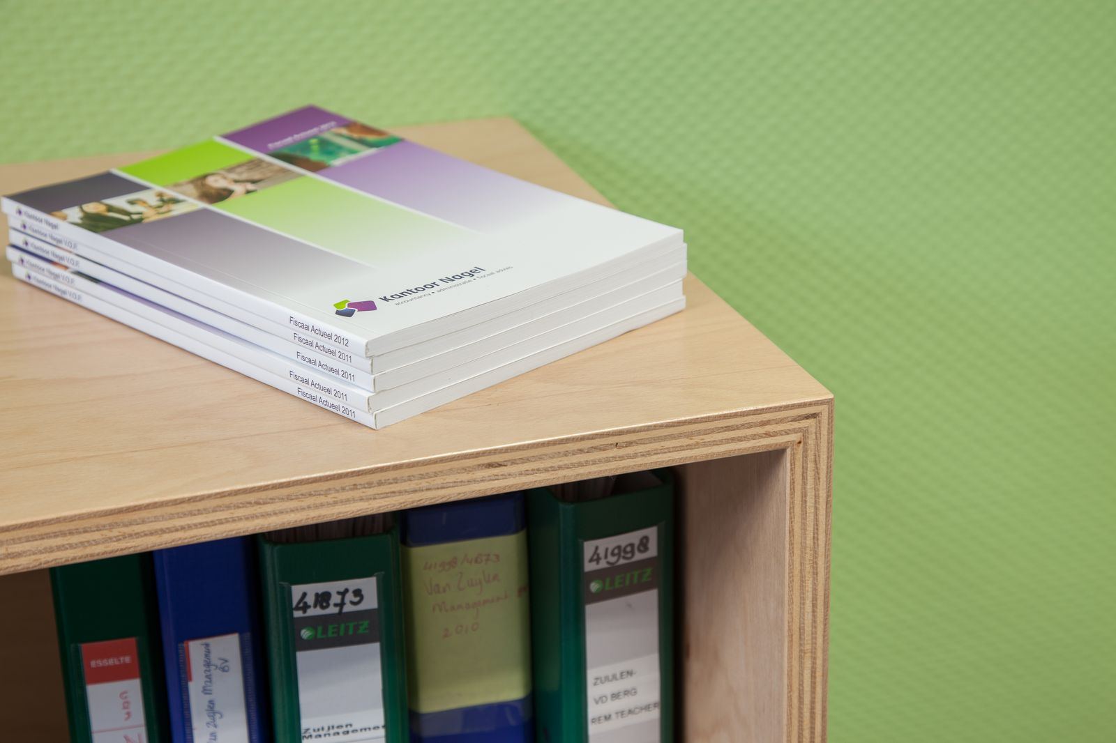 Detail van het berken bovenblad met een stapel brochures.
