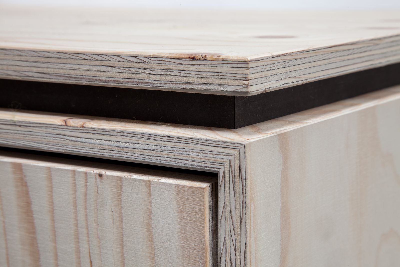 Detail van de hoek en zwarte accentstrip van het dressoir.