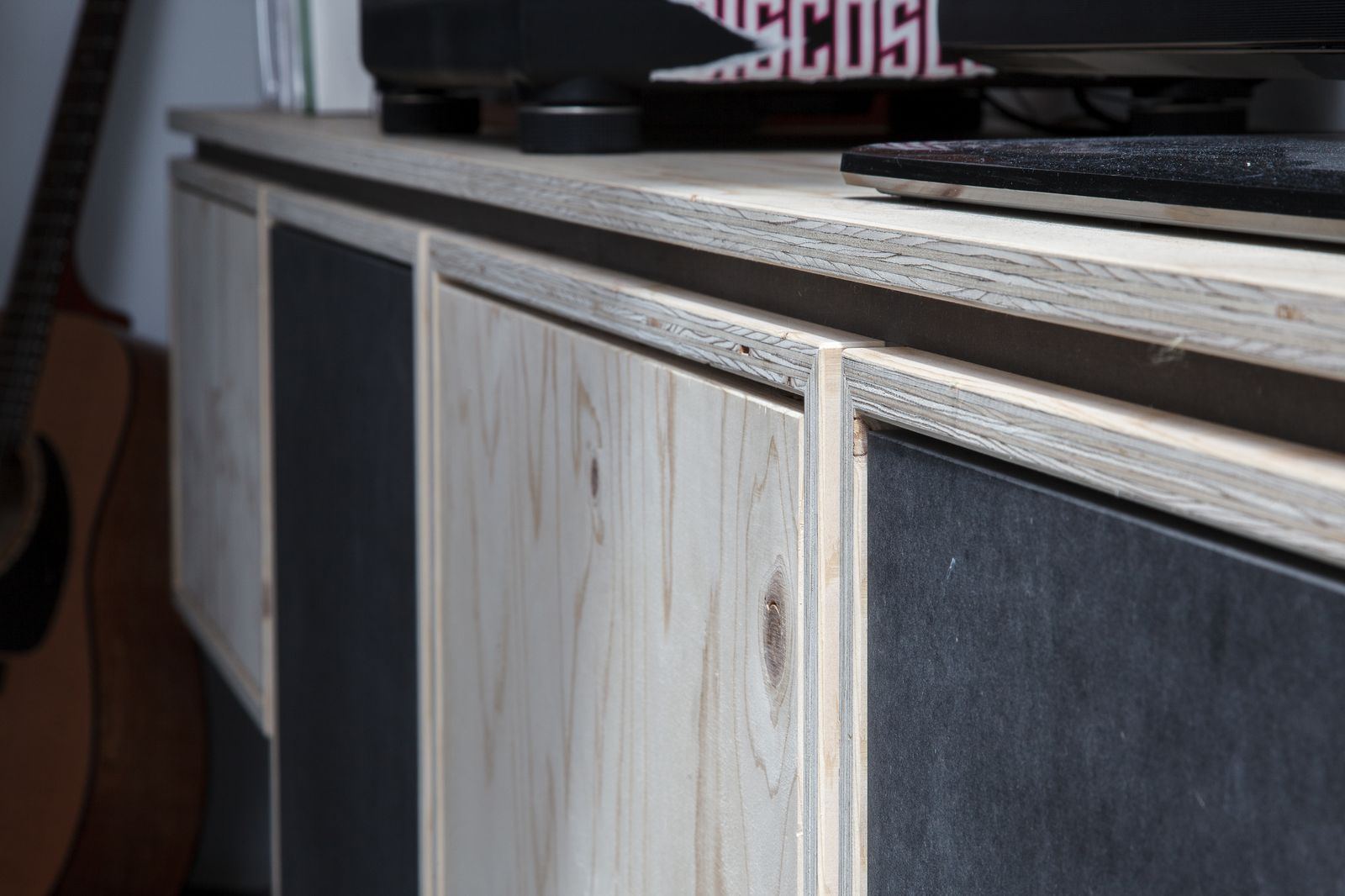 Hoek van het dressoir met een houten en een speakerdoek front naast elkaar.