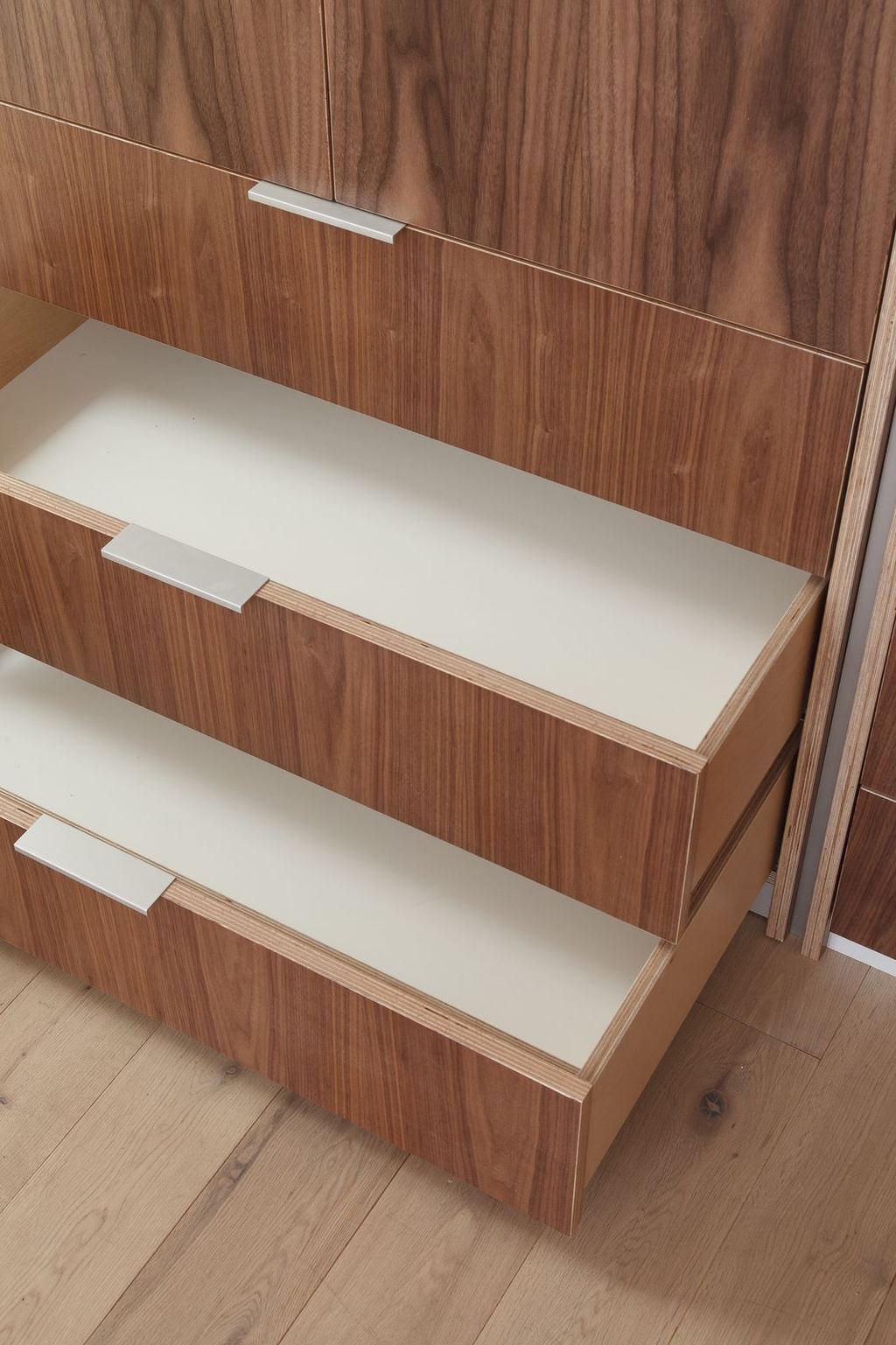 Open notenfineer lades met een lichte, gladde binnenbekleding.