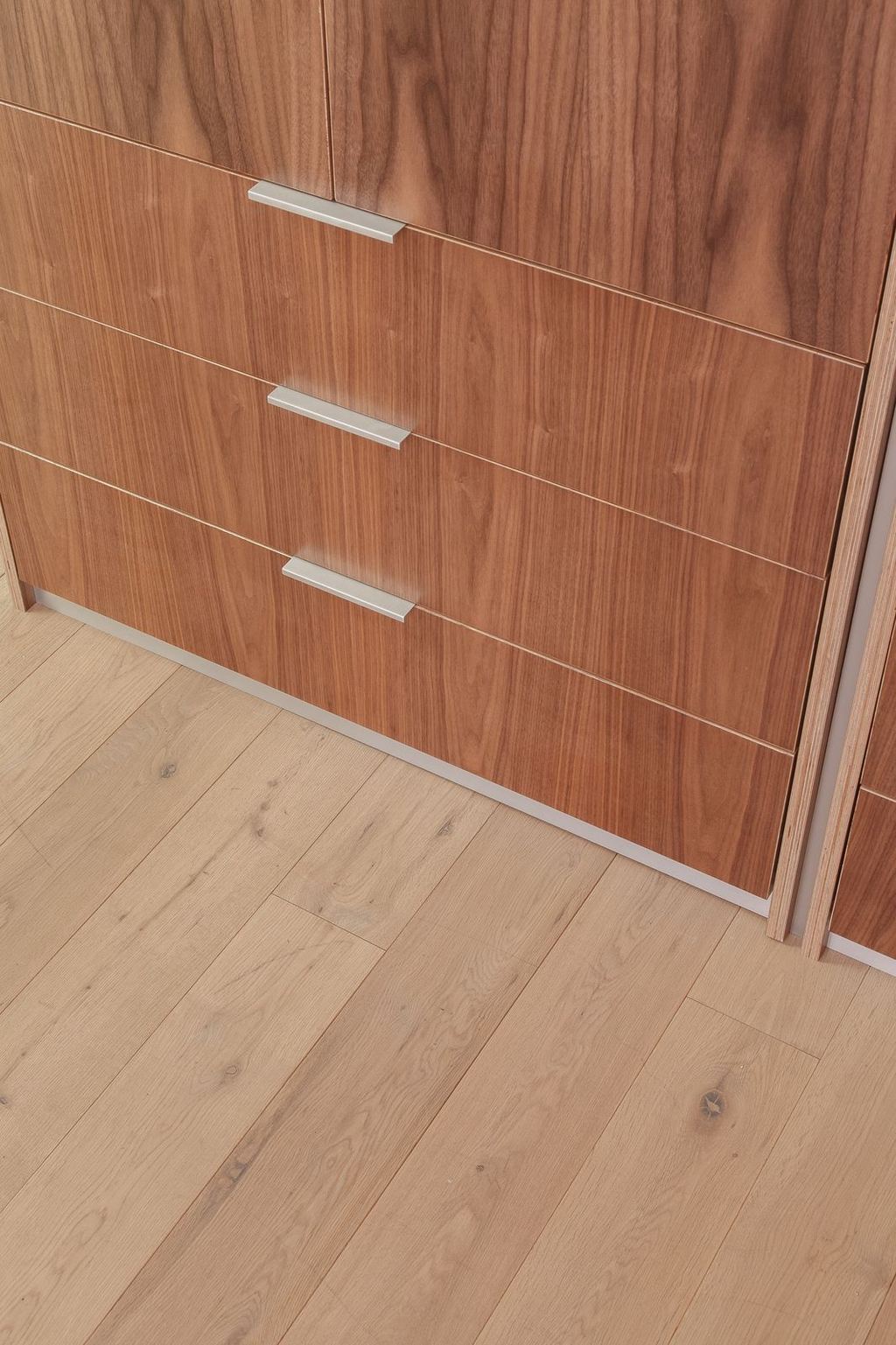 Notenfineer ladefronten met slanke en subtiele aluminium grepen.