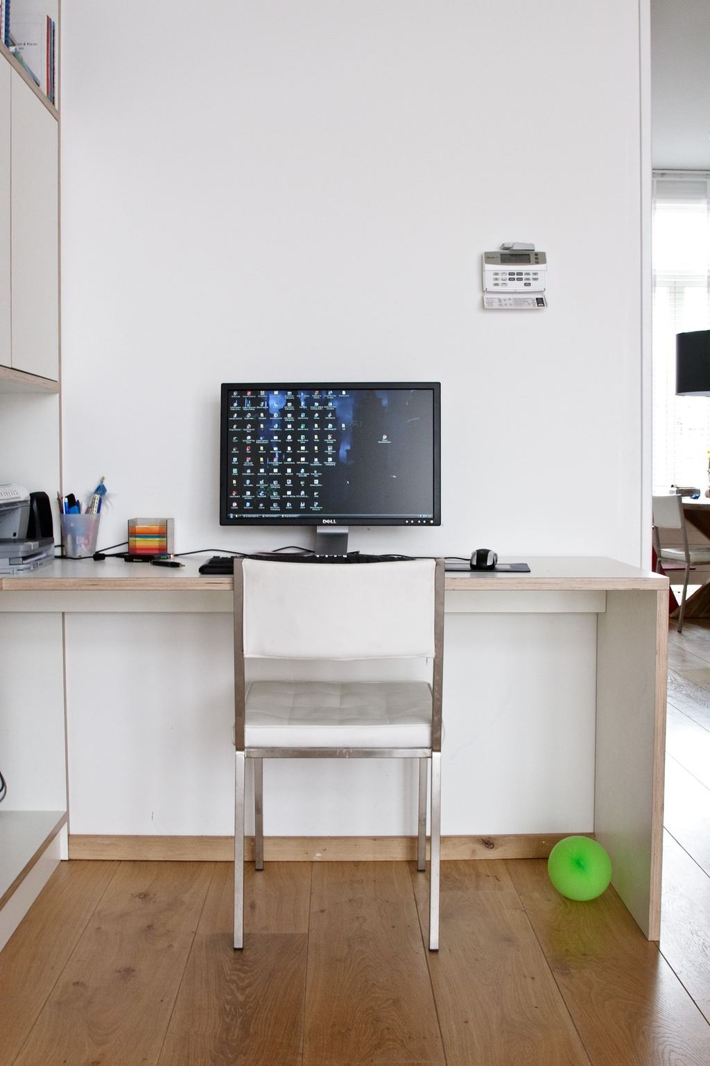 Ingebouwd bureau in multiplex dat overloopt in de wandkast.