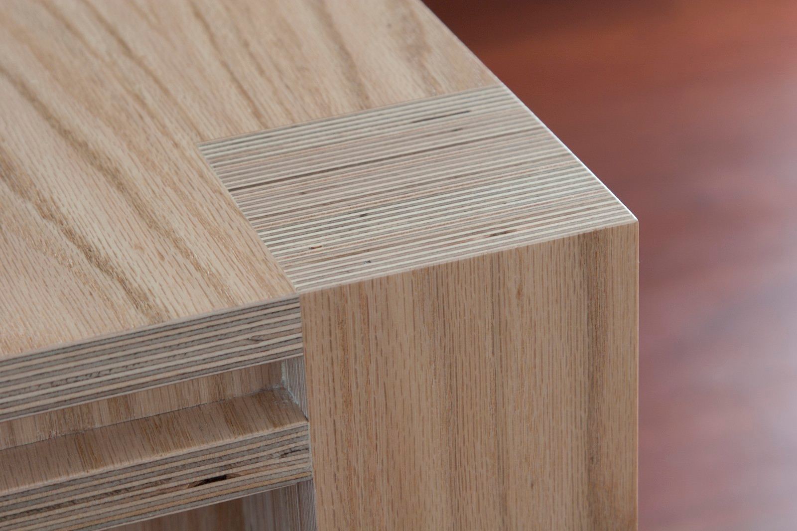 Detail van de eikenfineer hoek met zichtbare berken multiplex rand.