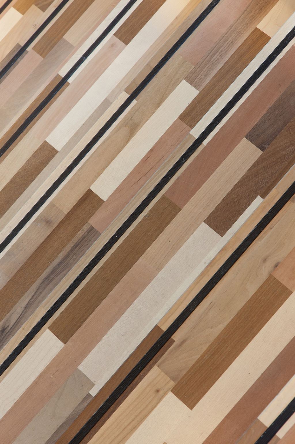 Detail van de trapneuzen in massief hout van verschillende houtsoorten.
