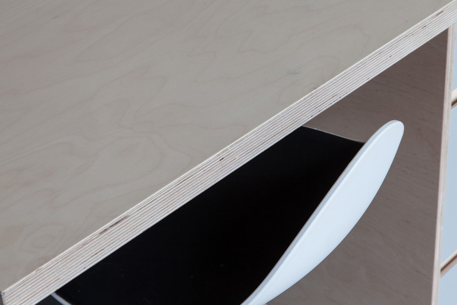Detail van de plywood rand van het overstekende werkblad.
