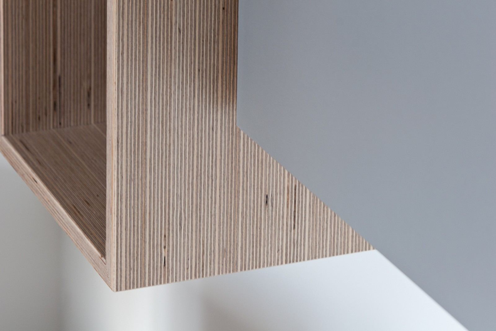 Close-up van de gestreepte plexwood binnenzijde van een kastje.