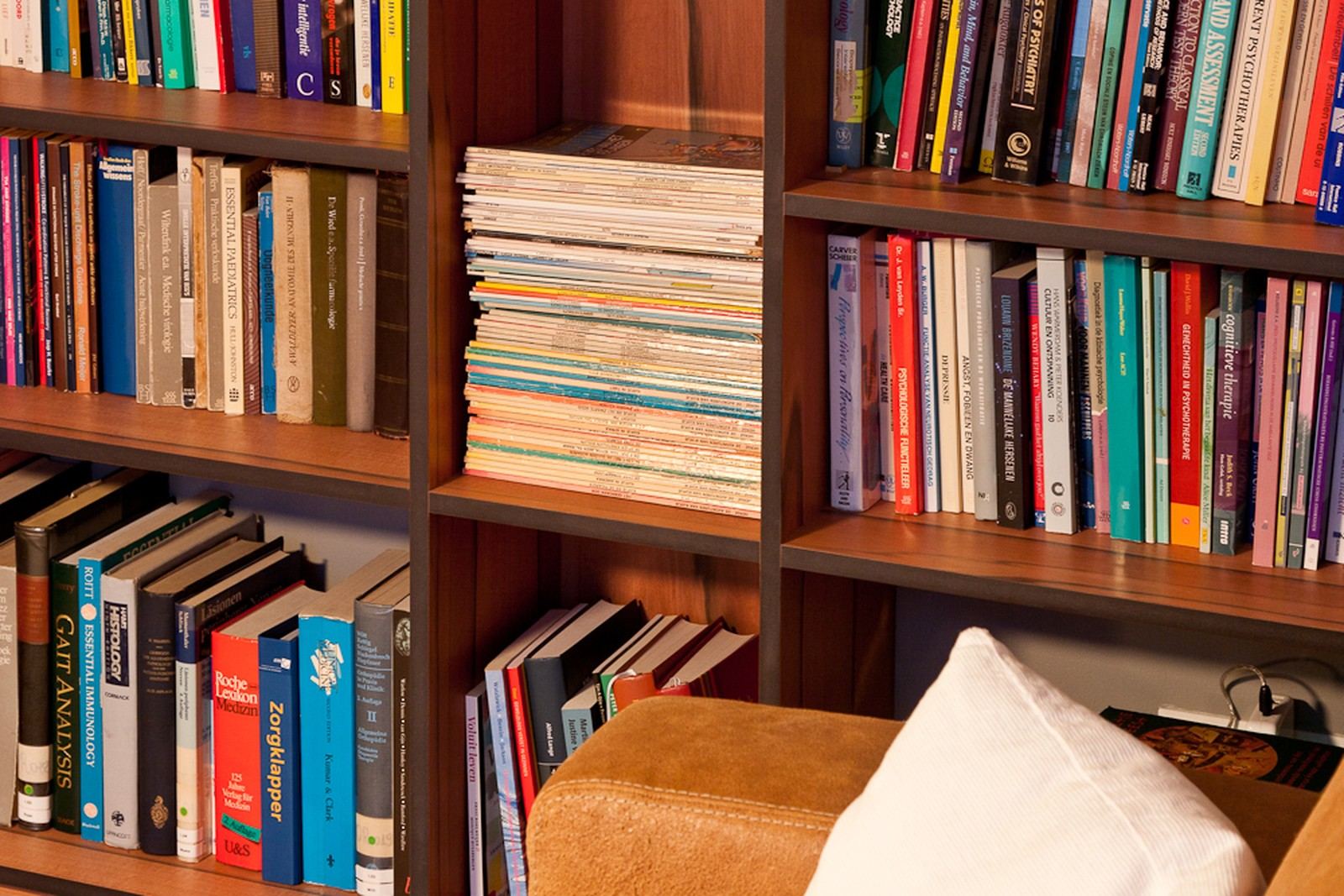 Close-up van de tyneo boekenkast met een stapel tijdschriften.