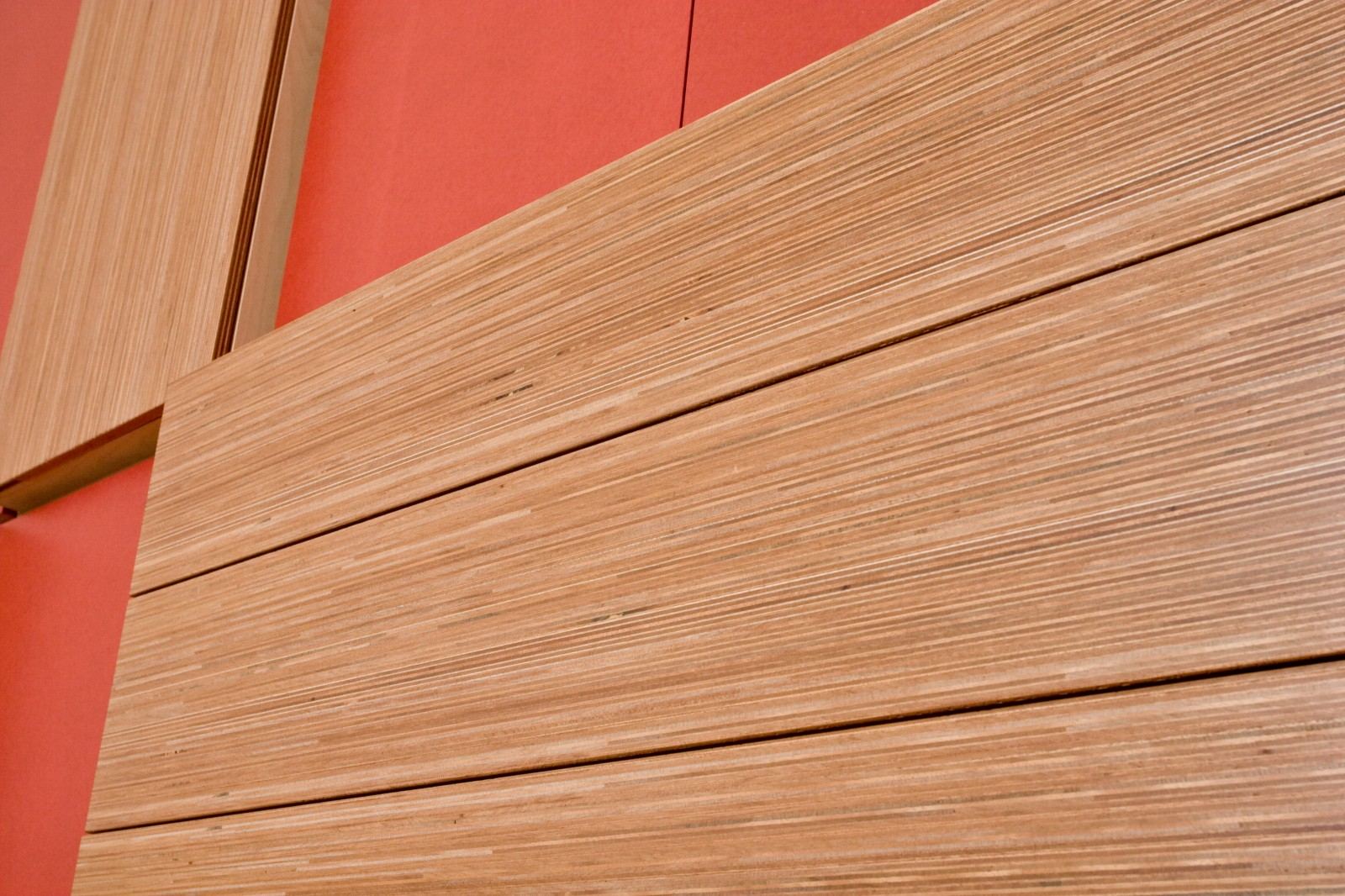 Detail van de gestreepte houtnerf van de plexwood vakken.