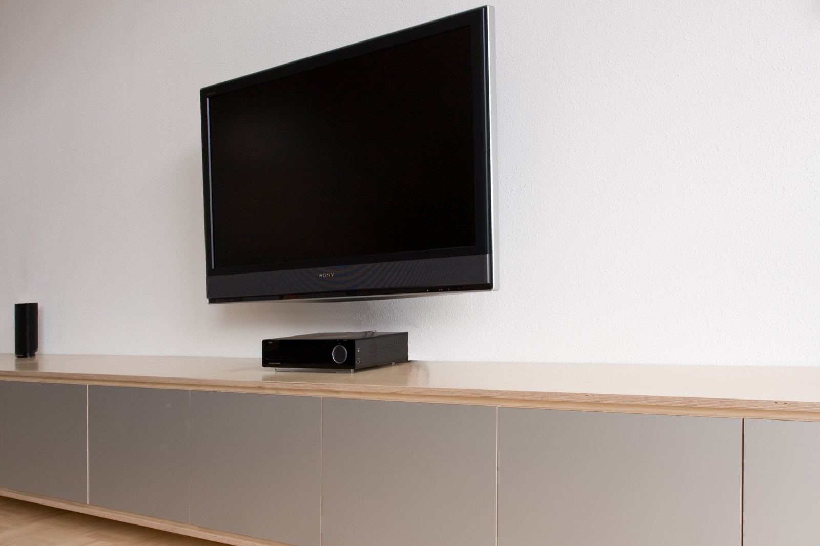Dressoir met aluminium HPL-fronten en een berken blad onder de tv.