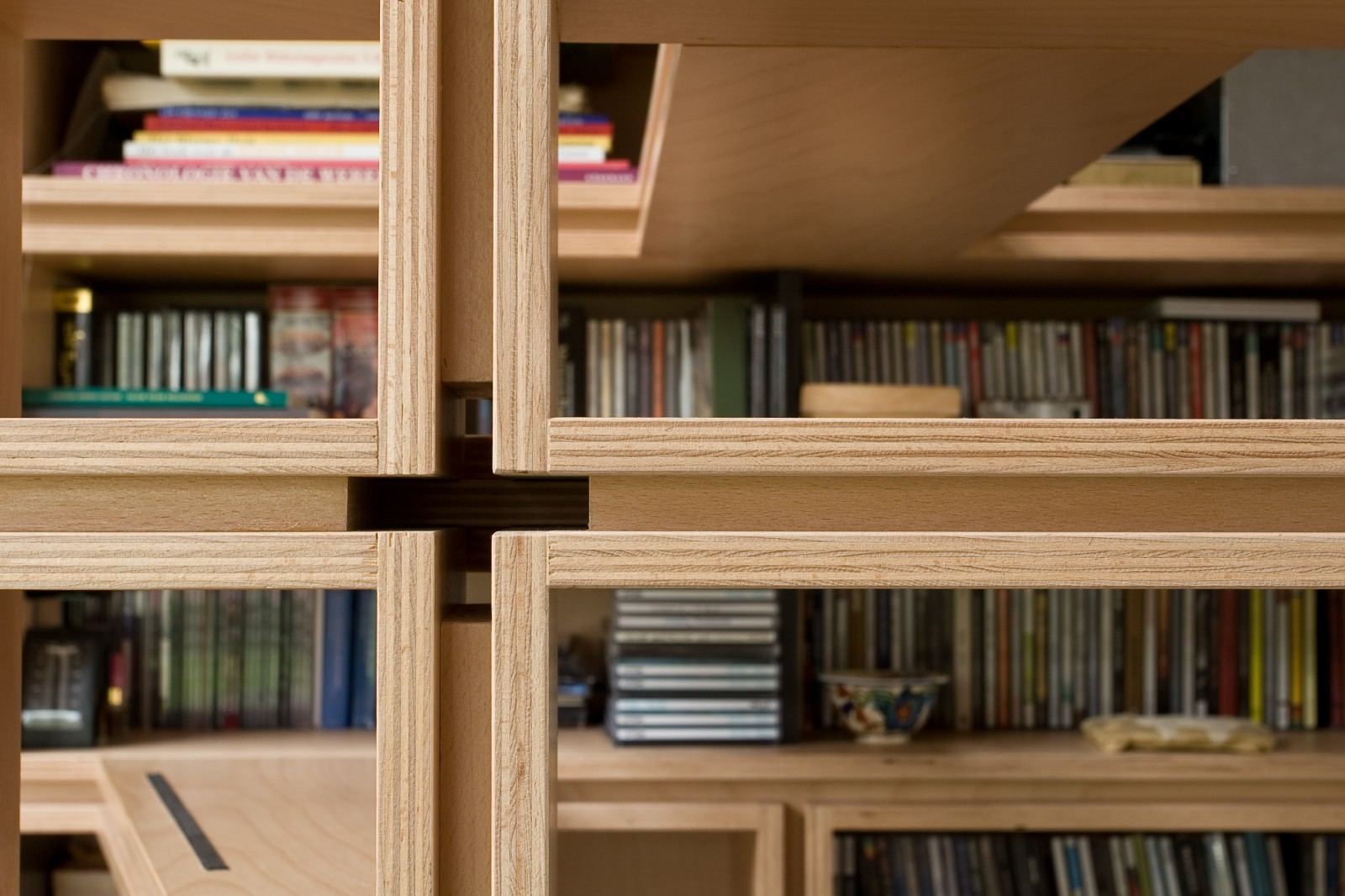 Detail van de kruisverbinding tussen vakken met boeken en cd's.