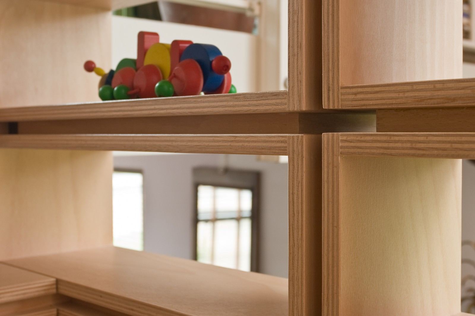 Kleurrijk houten treintje op een schap van de kast-trap.