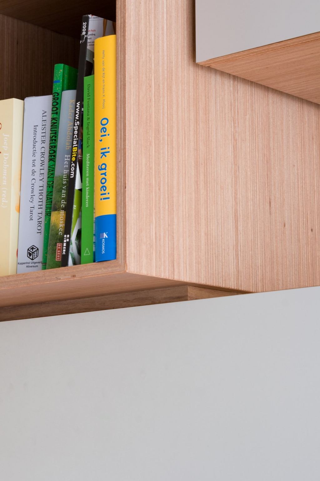 Detail van een houten plank met een kommetje en een stamper erop.