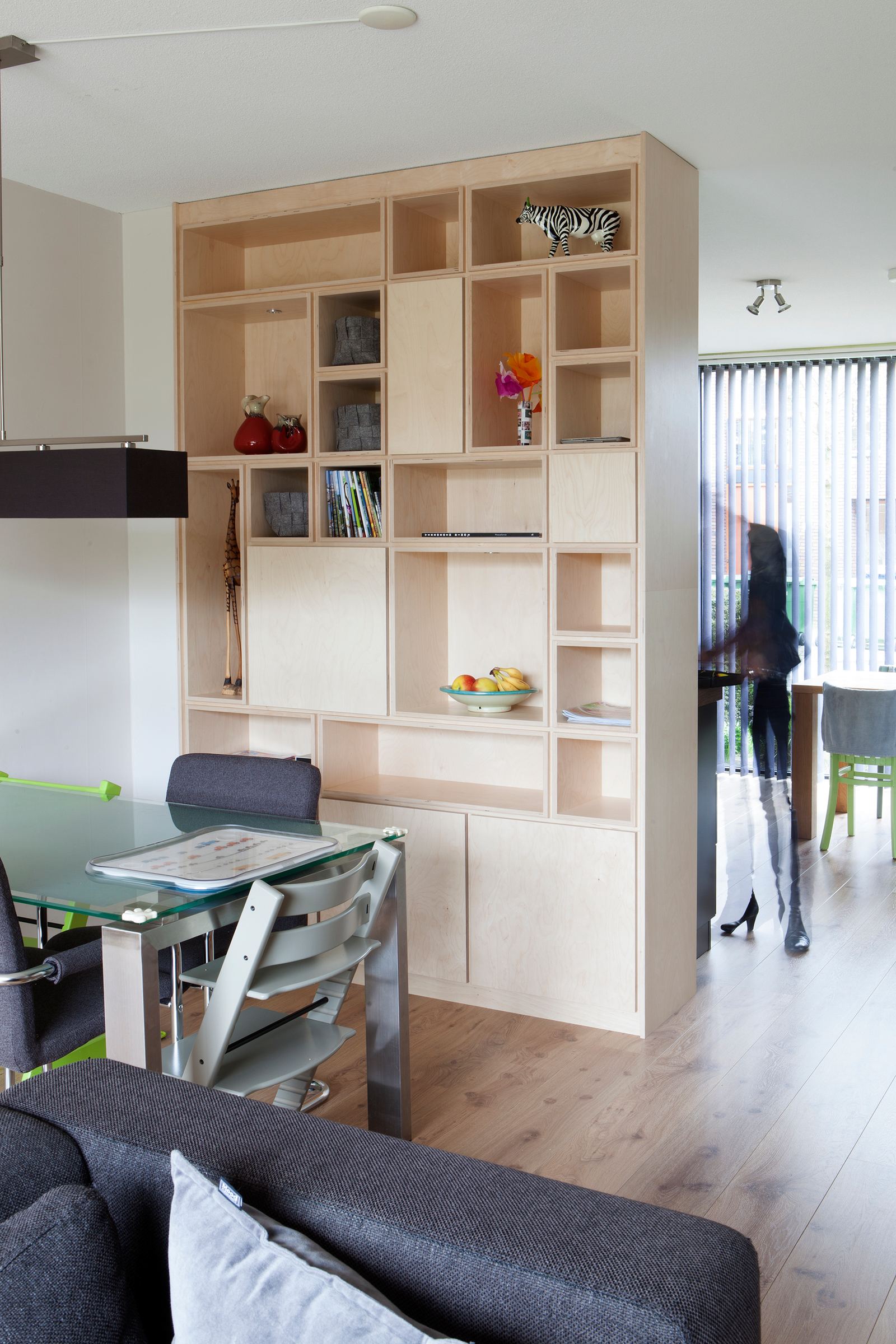 Berken multiplex kastwand met een grillig patroon van open en gesloten vakken.