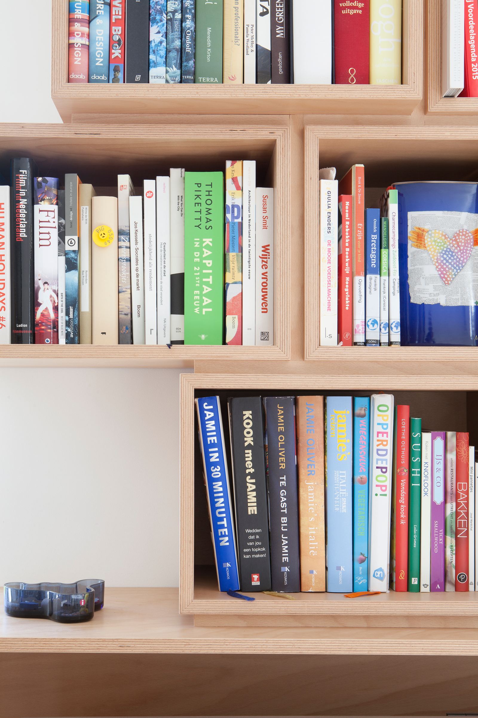 Detail van twee kastvakken volledig gevuld met boeken.